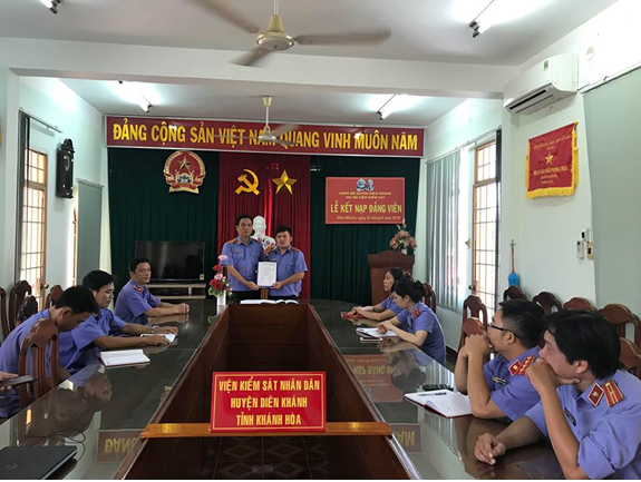 Sáng ngày 26/6/2018, Chi bộ 79King 78 hiện đang mở huyện Diên Khánh tổ chức kết nạp Đảng cho quần chúng ưu tú: Phan Văn Công – Chuyên viên vào Đảng Cộng sản Việt Nam.