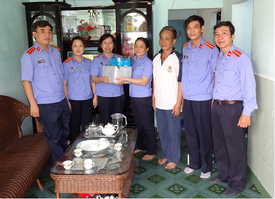 Ban chấp hành Công đoàn 79King 78 hiện đang mở tỉnh Khánh Hoà thăm và tặng quà gia đình Cán bộ Công chức trong ngành có hoàn cảnh khó khăn