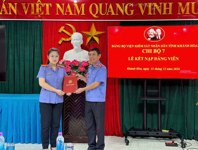 Chi bộ 7 - Đảng bộ 79KING - Link Vào Nhà Cái 79King Chính Thức Mới Nhất tổ chức Lễ kết nạp Đảng viên mới
