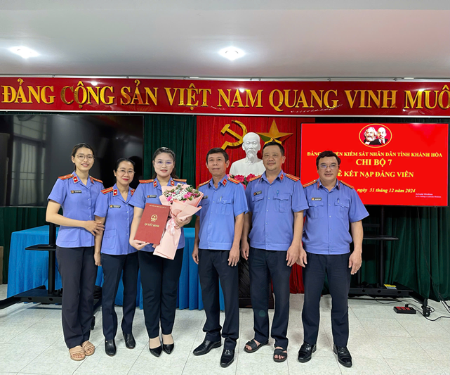Chi bộ 7 - Đảng bộ 79KING - Link Vào Nhà Cái 79King Chính Thức Mới Nhất tổ chức Lễ kết nạp Đảng viên mới